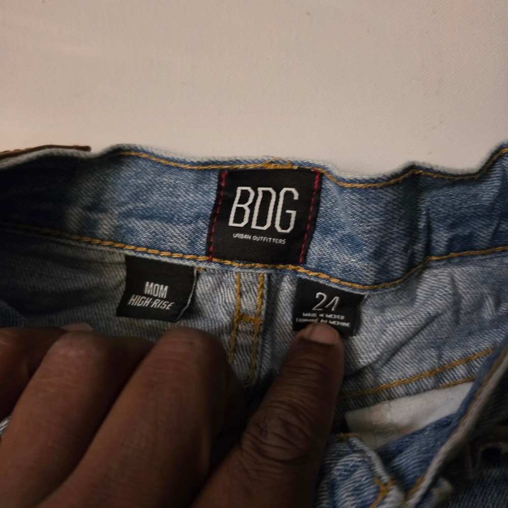 BDG Urban Outfitters Mom High Rise Denim Shorts Light Wash Blue Cuffed Size 24 - Picture 2 of 5